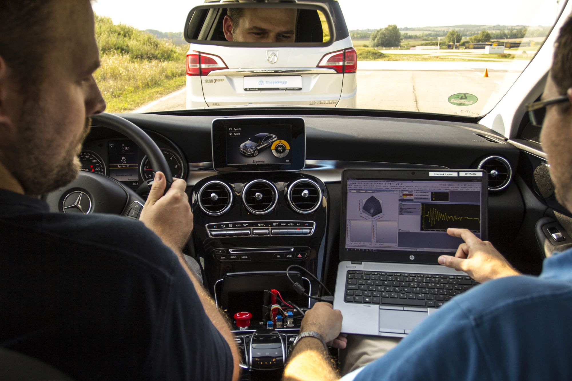 A thyssenkrupp Presta tesztjeinek során az autót, annak informatikai rendszerére kapcsolódó laptop képernyőjéről irányítják