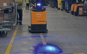 Blue spot lámpával felszerelt targonca a fokozottabb raktári biztonság érdekében
