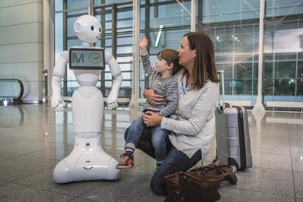 A Josie Pepper nevű robot tájékoztatja a Mücnheni reptér látogatóit (Fotó: Franz Josef Strauss repülőtér)