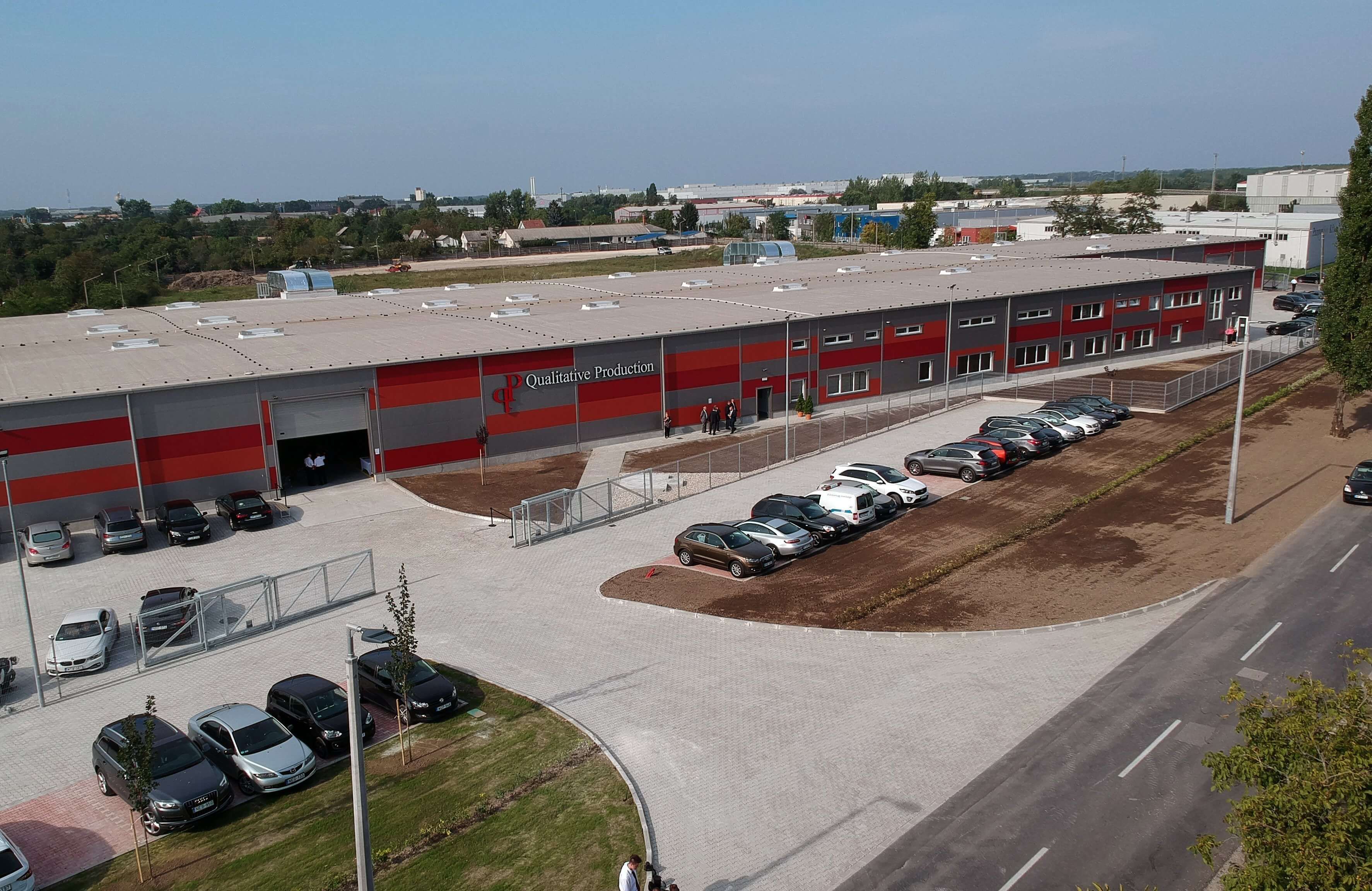 Szeptember 7-én adták át a Qualitative Production (QP) Zrt. új 6000 négyzetméteres üzemét, amely 6,2 milliárd forintból épült fel, 1,5 milliárd forintos kormánytámogatással. (Fotó: MTI, Koszticsák Szilárd)