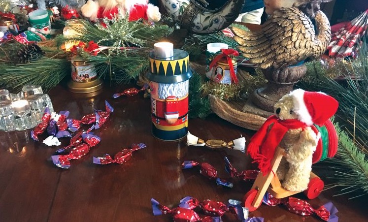 A szaloncukrokat nemcsak becsomagolták, hanem a csomagolást különféle angyalos és karácsonyhoz kapcsolódó dombornyomott ábrázolásokkal ékesítették